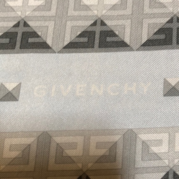 Givenchy small scarf - Picture 3 of 3